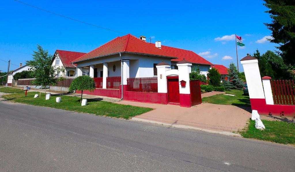 Almosdi Topart Vendeghaz Zewnętrze zdjęcie