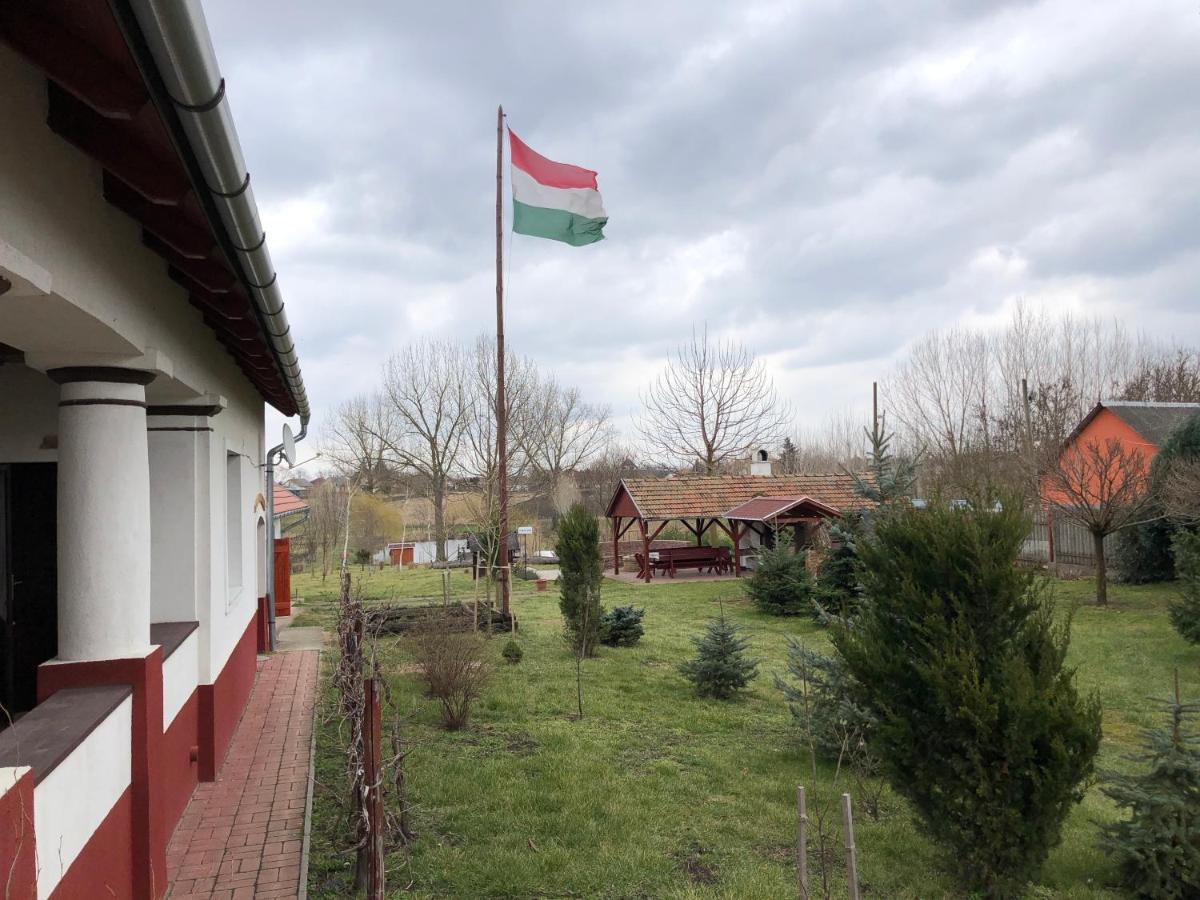 Almosdi Topart Vendeghaz Zewnętrze zdjęcie